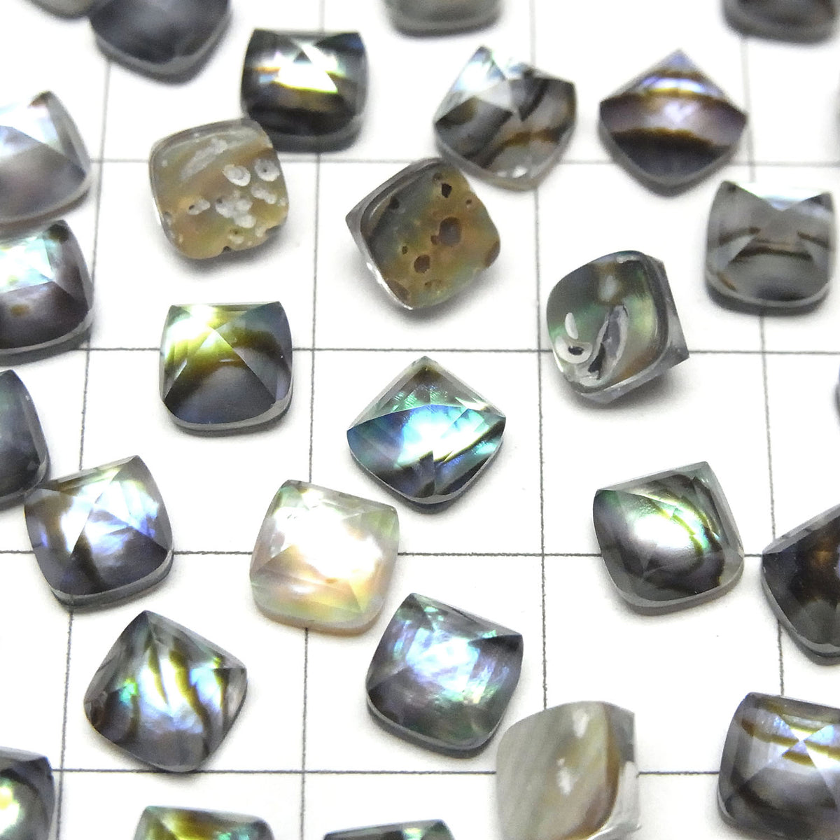 Coquille d'ormeau x Cristal de roche AAA taille Sugarloaf 6x6mm 2pcs