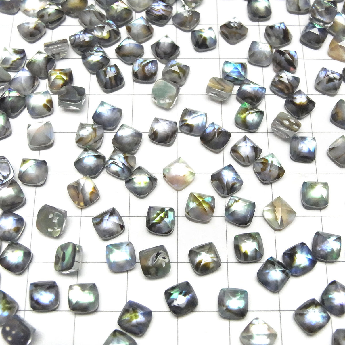 Coquille d'ormeau x Cristal de roche AAA taille Sugarloaf 6x6mm 2pcs