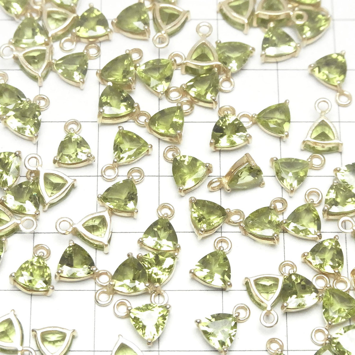 Péridot de haute qualité AAA serti clos triangulaire facetté 7x7mm plaqué or 18 carats 2 pièces