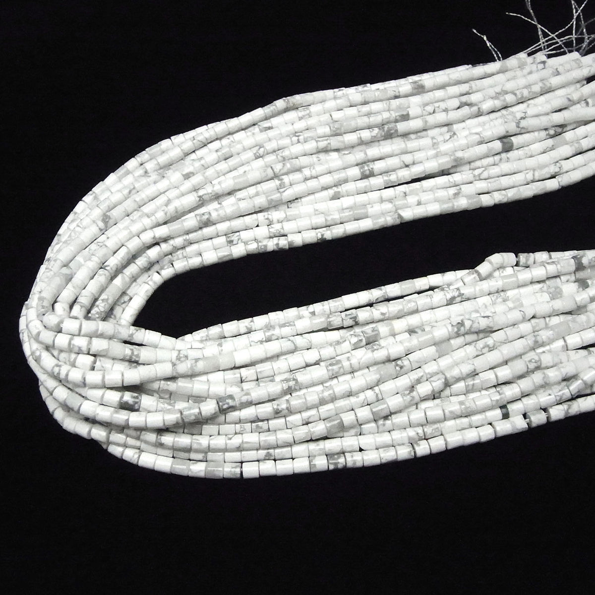Howlite Magnésite Tube (Heishi) 4mm 1 fil perles (env. 15 pouces/37cm)