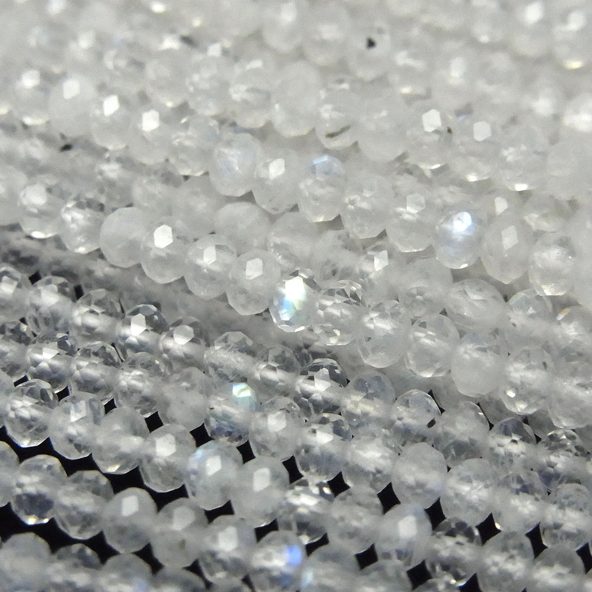 高品質彩虹月光石 AA++ 刻面圓鈕形刻面珠 3x3x2 公釐 1 串珠（約 15 英吋 / 37 公分）