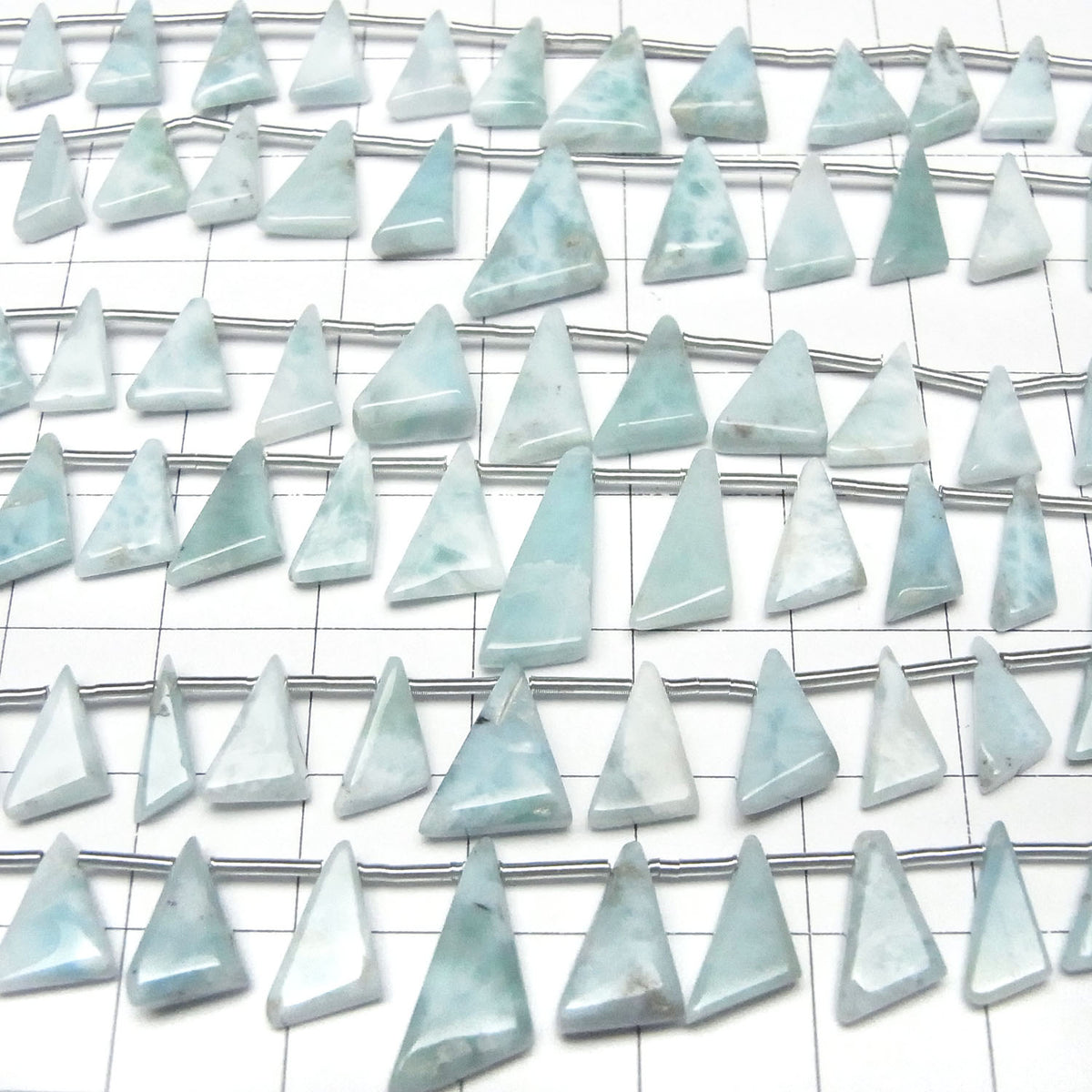 Perles Larimar Pectolite AA++ Triangle plat en demi ou 1 rang (env. 7 pouces/17 cm)
